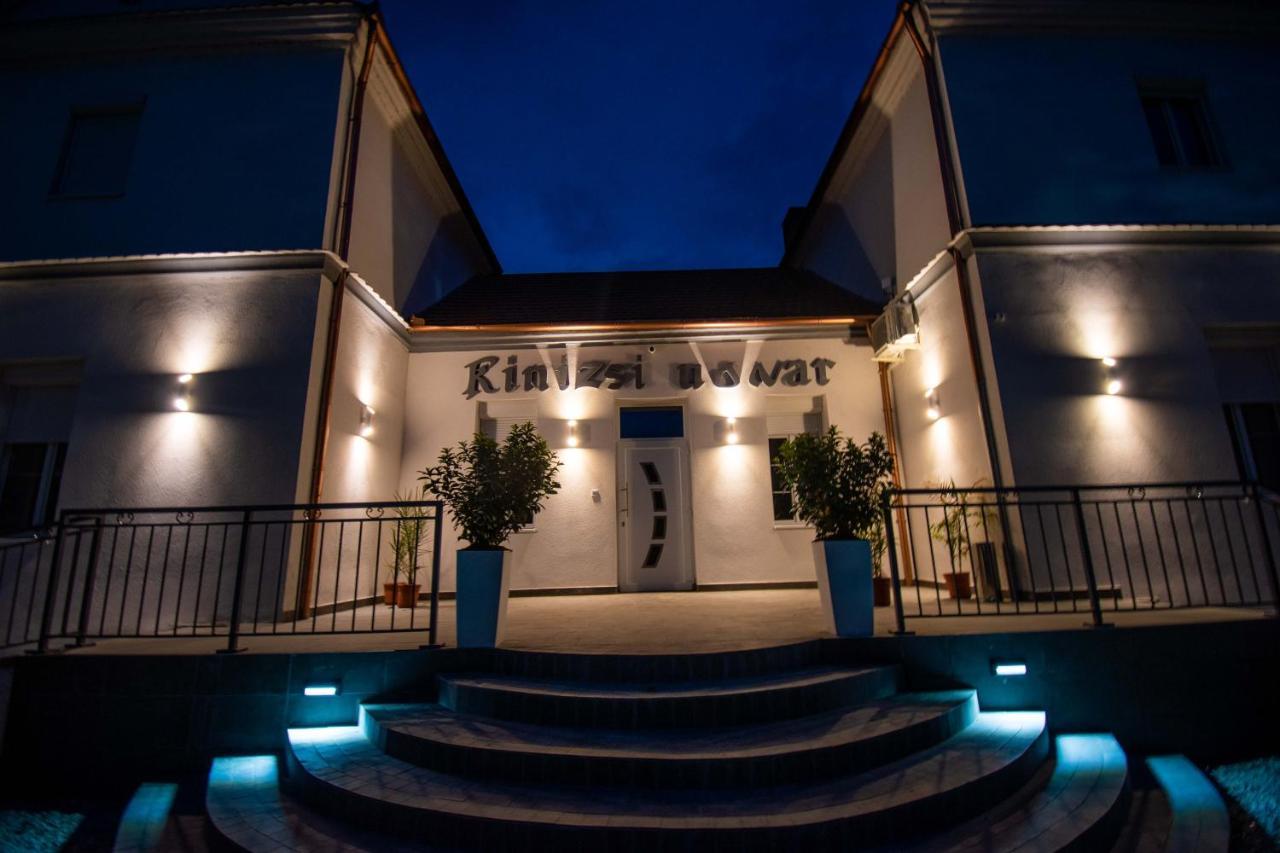 Kinizsi Udvar Apartmanhaz Balatonboglár Buitenkant foto