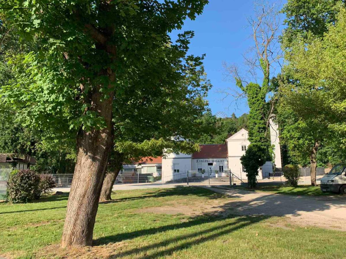 Kinizsi Udvar Apartmanhaz Balatonboglár Buitenkant foto