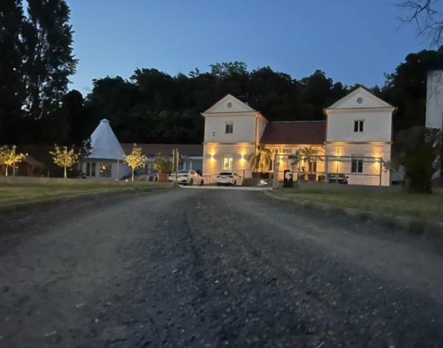 Kinizsi Udvar Apartmanhaz Balatonboglár Buitenkant foto