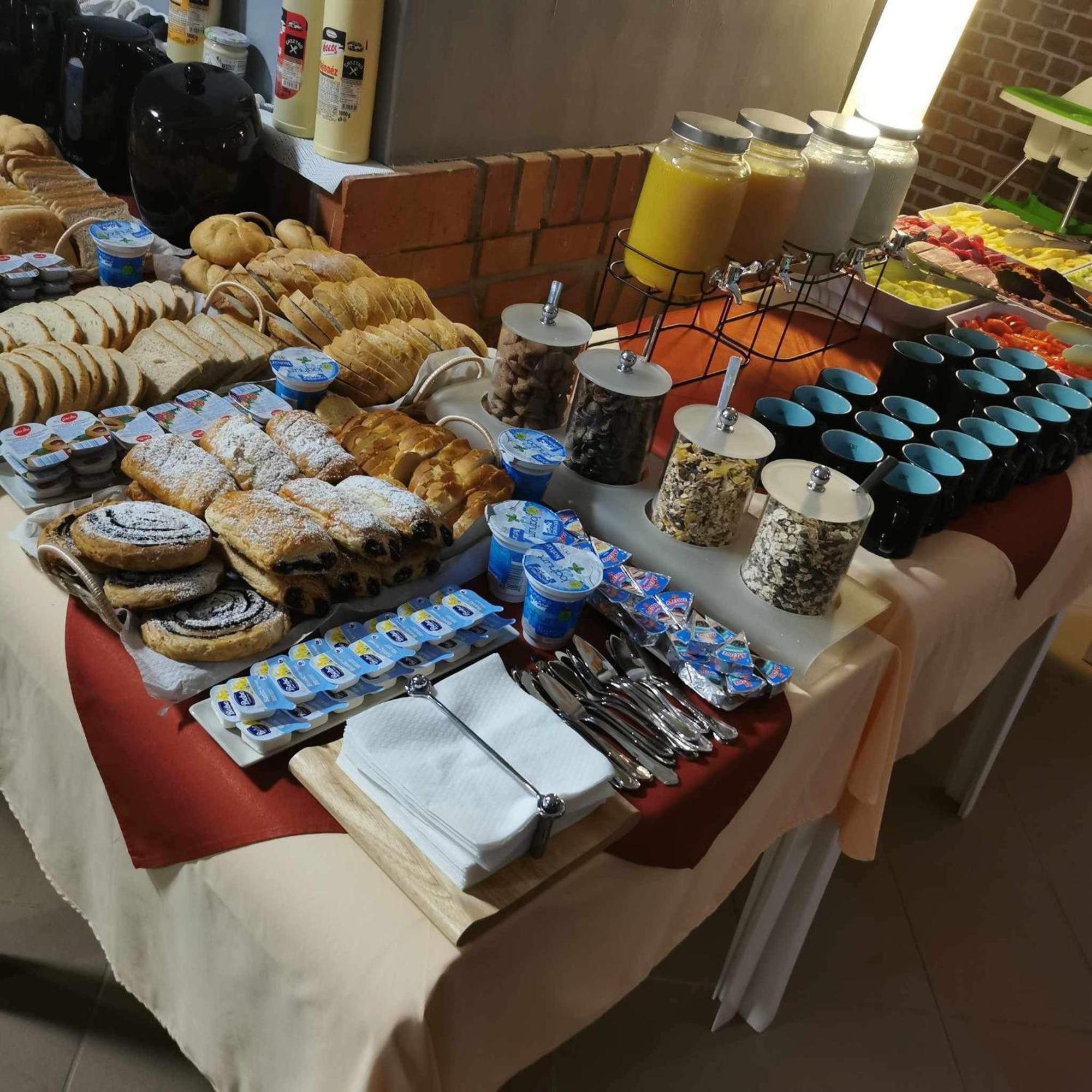 Kinizsi Udvar Apartmanhaz Balatonboglár Buitenkant foto