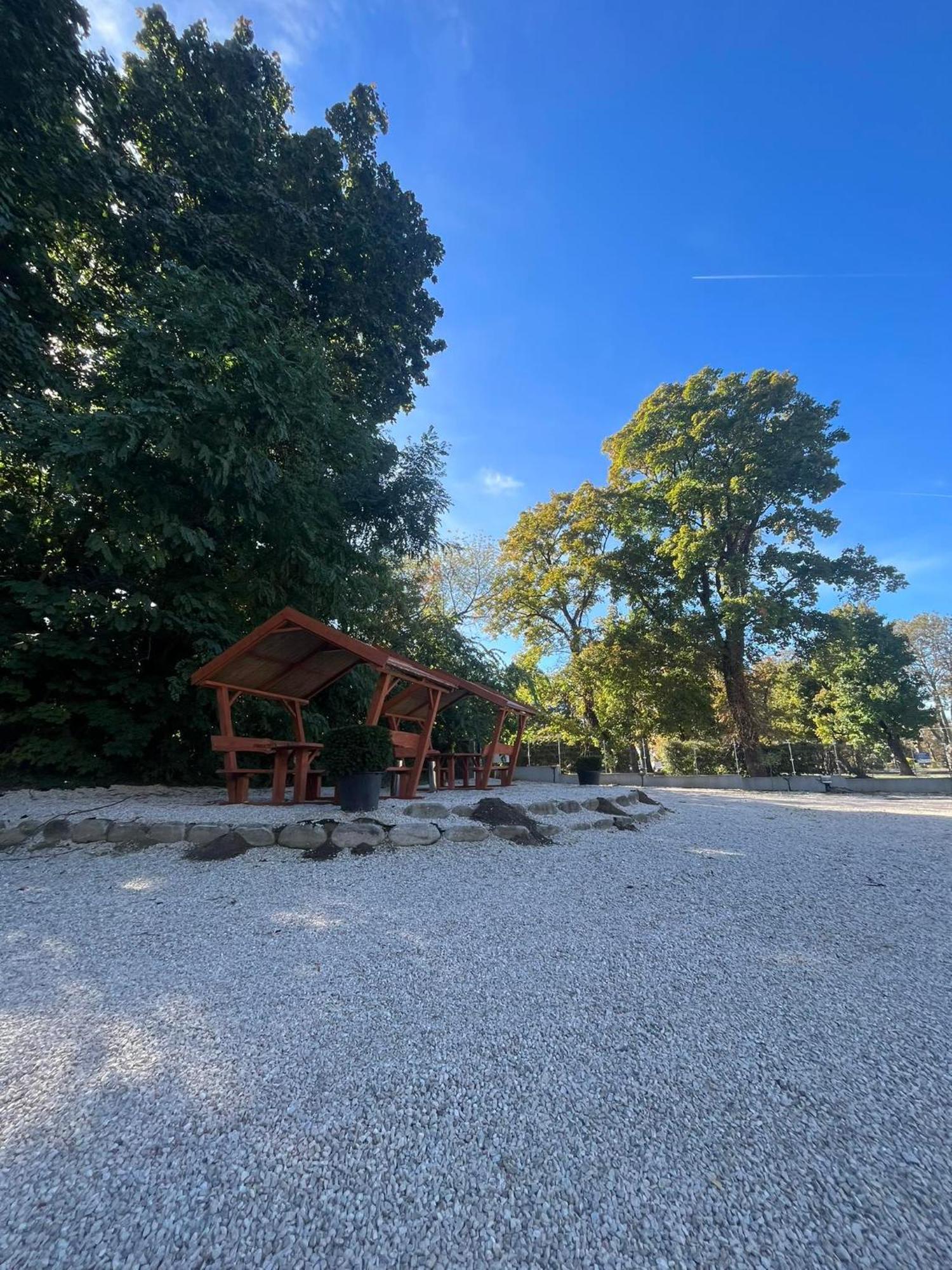 Kinizsi Udvar Apartmanhaz Balatonboglár Buitenkant foto