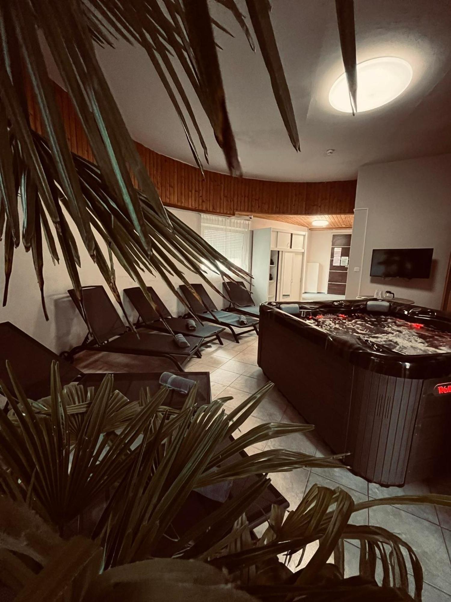 Kinizsi Udvar Apartmanhaz Balatonboglár Buitenkant foto